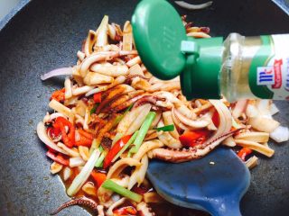 17、铁板鱿鱼,放入孜然粉