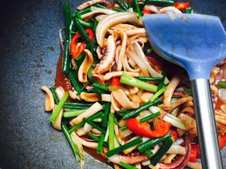 18、铁板鱿鱼,放入葱绿