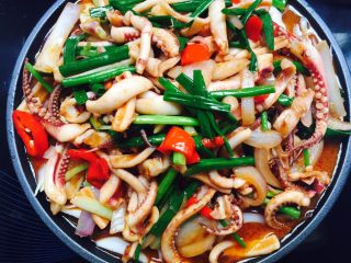 19、铁板鱿鱼,翻炒均匀，倒到铁板上，放到电磁炉或煤气上，烧三到五分钟就可以了