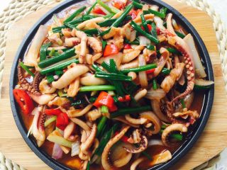 20、铁板鱿鱼,起锅上桌，有没有很香啊！