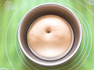 10、红豆心形面包,发酵完成后用手指戳一下不反弹，证明发酵成功。