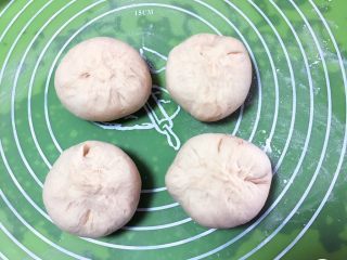 14、红豆心形面包,包裹起来，收紧口子。