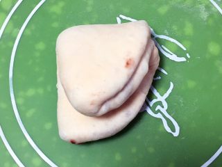 16、红豆心形面包,再折叠。