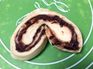 18、红豆心形面包,往两边翻转，豆沙面朝上。