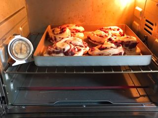 22、红豆心形面包,烤箱预热至180度，金盘送入烤箱烤制20分钟。