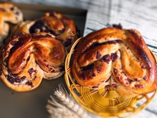 25、红豆心形面包,早餐、点心、夜宵都有了，这种面包超级好吃。