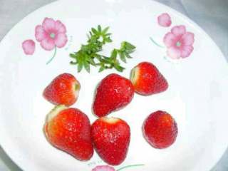 2、草莓雪人,洗干净的草莓去掉叶子。