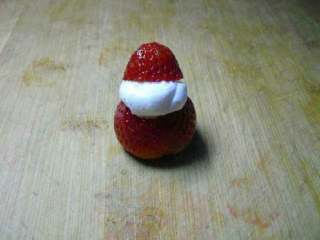 5、草莓雪人,在盖上盖子。