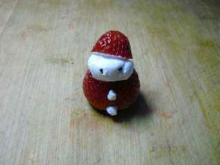 6、草莓雪人,用芝麻点缀眼睛，一点点奶油做扣子。