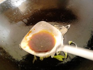 3、冰糖炖雪梨,用小勺挖去梨核，把雪梨清理干净后放入冰糖