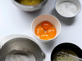 1、芒果烫面蛋糕卷,准备食材