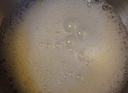 4、芒果烫面蛋糕卷,4个蛋白分次加入细砂糖打至湿性发泡。先高速打发,再转低速慢慢打发清除大泡。