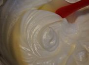 5、芒果烫面蛋糕卷,打到提起打蛋器有小弯钩即可。