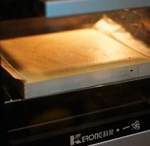 9、芒果烫面蛋糕卷,轻震几下去除大气泡,送入烤箱,中层,170度,15-17分钟