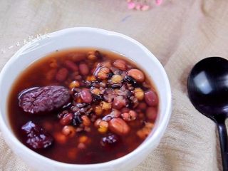 4、补气五红粥,如果爸妈们喜欢冰镇绿豆汤，那么这个放冰箱一会，肯定也会喜欢哦。