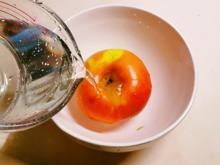 2、烤苹果片,倒入清水