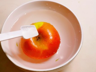 3、烤苹果片,用2克盐边搓边洗 将外皮清洗干净