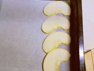 8、烤苹果片,切好放入烤盘