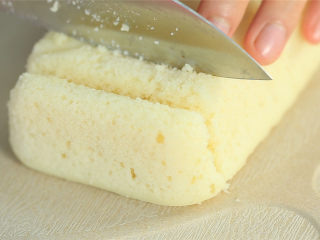 6、橙香米糕,切成方便宝宝手拿的厚度和方块，软糯香甜的发糕就完成啦。 