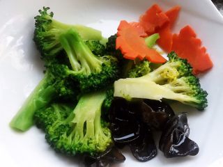 4、虾仁时蔬面,西兰花切成小朵胡萝卜切成花片都和木耳一起在开水中焯水后立即放入冷水中过凉沥干水份