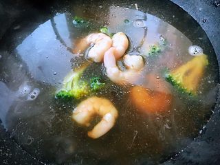 6、虾仁时蔬面,放入虾仁和时蔬汤汁再次烧开入味即可