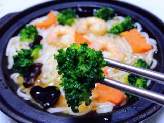 11、虾仁时蔬面,西兰花是时蔬中抗癌高手建议小伙伴精彩吃哦