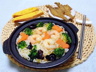 10、虾仁时蔬面,搭配炸鱼和玉米饼太对味了