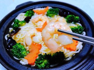 12、虾仁时蔬面,虾仁是人人都喜欢吃的美味佳肴哦