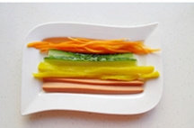 3、紫菜包饭,黄条、火腿切条，韩式大萝卜条一根