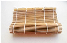 7、紫菜包饭,用竹帘一边压一边卷起，手不要松劲，紧一点切开后卖相好。