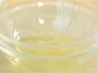 2、宝宝午餐肉，补铁又补锌！,蛋清和蛋黄分离 。