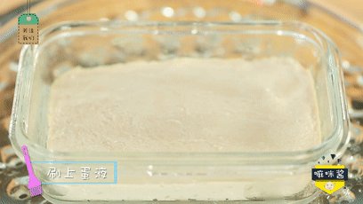 6、宝宝午餐肉，补铁又补锌！,肉泥表面凝固后再刷一层蛋黄液，继续蒸10分钟左右。