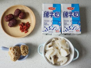 1、花胶（新西兰鳕鱼胶）炖牛奶,1、准备好所有材料。