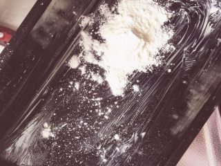 1、#甜蜜美味# 柠檬红茶磅蛋糕,模具四周和底部涂上一层黄油，然后撒上高筋面粉，倒扣抖落至没有多余的面粉，准备待用！