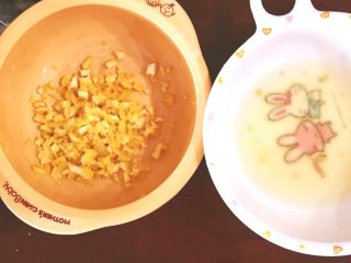 2、#甜蜜美味# 柠檬红茶磅蛋糕,从柠檬身上取下柠檬皮屑，白色的部分尽量不要哦！然后用手挤柠檬汁，这个可以随意一点，我用的大概是10ml左右吧！