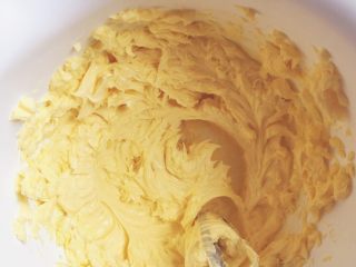 3、#甜蜜美味# 柠檬红茶磅蛋糕,黄油软化之后，加入白砂糖，用打蛋器打发出羽毛状！