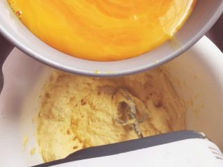 4、#甜蜜美味# 柠檬红茶磅蛋糕,分三次加入蛋液，搅匀之后再加入下一次直到全部加入，搅拌均匀！