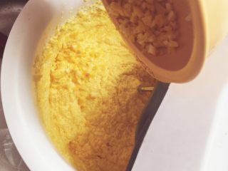 5、#甜蜜美味# 柠檬红茶磅蛋糕,加入柠檬皮屑，搅拌均匀！