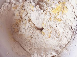 6、#甜蜜美味# 柠檬红茶磅蛋糕,加入筛过的低筋面粉、红茶粉、泡打粉，搅拌至没有粗糙感！