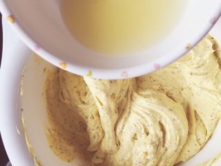 7、#甜蜜美味# 柠檬红茶磅蛋糕,加入适量柠檬汁，搅拌均匀！