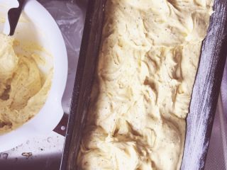 8、#甜蜜美味# 柠檬红茶磅蛋糕,倒入之前准备好的模具，八分满左右，大力震几下，震出大气泡！我准备的是两个模具的量，所以用量比较多！放入预热好的烤箱，180度烤30分钟左右！这个大模具我烤了40分钟左右，另外一个椭圆形模具烤了30分钟！大家烤的时候用牙签插进去不粘任何东西就表示烤熟了！