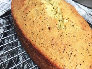 9、#甜蜜美味# 柠檬红茶磅蛋糕,新鲜出炉啦！超级无敌好吃！这个是椭圆形小的磅蛋糕！冷藏一天之后再吃更美味！