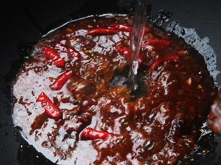 6、麻辣滑嫩的水煮牛肉,转大火,加入清水;