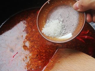 7、麻辣滑嫩的水煮牛肉,倒入料酒,醋,白糖;