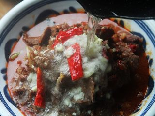 12、麻辣滑嫩的水煮牛肉,另取一锅,放入大约2汤匙的油,烧热后淋入牛肉片中即可;