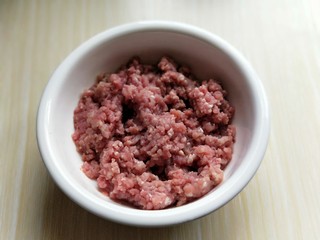 1、芹菜猪肉水饺,肉糜，我超市买的，让店员帮忙绞成肉馅的，这里不强调，自己剁，食用料理机都可以。