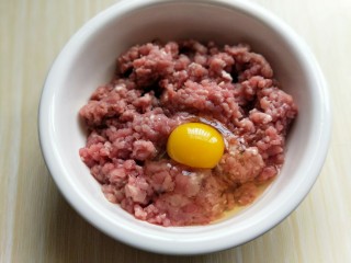 2、芹菜猪肉水饺,加入一个鸡蛋。