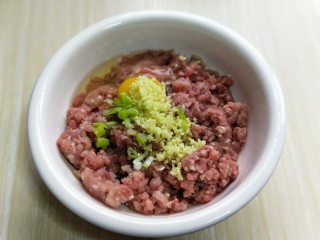 3、芹菜猪肉水饺,将切好的葱姜蒜末加入肉糜中。