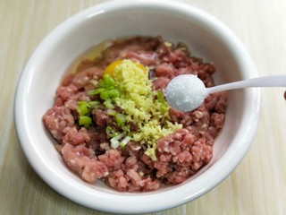 4、芹菜猪肉水饺,加入盐。