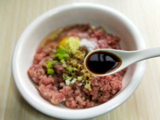 5、芹菜猪肉水饺,加入生抽。